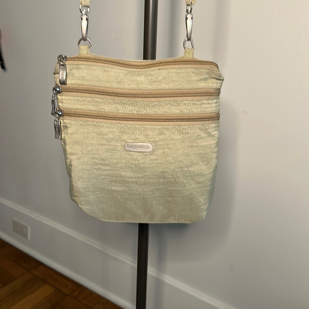Baggallini zipper bag tan with blue interior.  Removable wristlet.